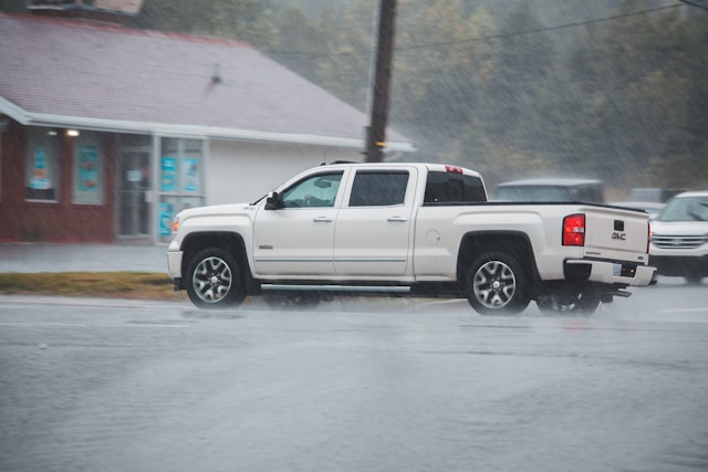 Comparing Retractable vs Folding Tonneau Covers