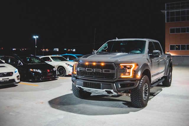 Retractable vs Folding Tonneau Cover